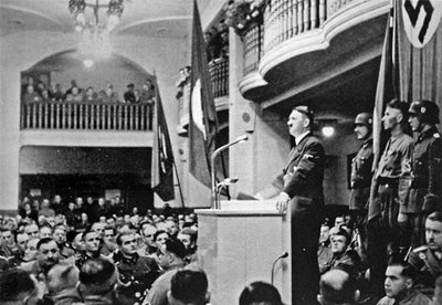 A. Hitleris kalba susirinkusiems Miuncheno Bürgerbräukeller aludėje. 1943 m. lapkritis.