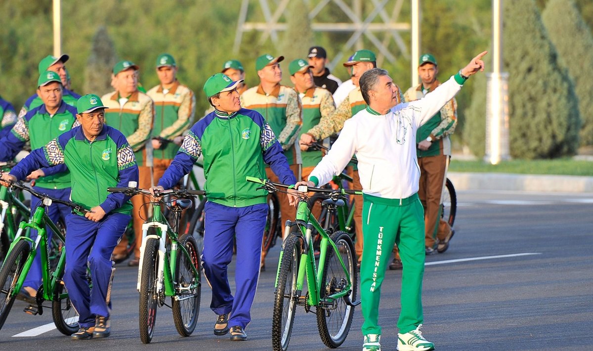 Gurbanguly Berdymuchamedovas vadovavo didžiuliam dviračių paradui