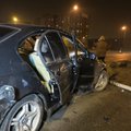 „Škoda“ beveik neapgadinta, BMW – sumaitotas, sužaloti du jaunuoliai