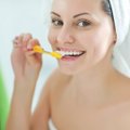 Medikė atsakė į amžiną klausimą, kada geriau valyti dantis: prieš pusryčius ar po