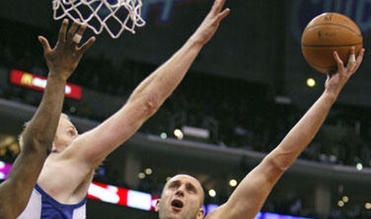 Žydrūnas Ilgauskas ("Cavaliers") atakuoja per Chrisą Kamaną ("Clippers")