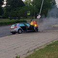 Vilniuje po smūgio į stulpą atvira liepsna užsidegė „CityBee“ automobilis: vairavo paauglys