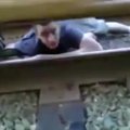 Vaikinas išlindo iš po važiuojančio traukinio