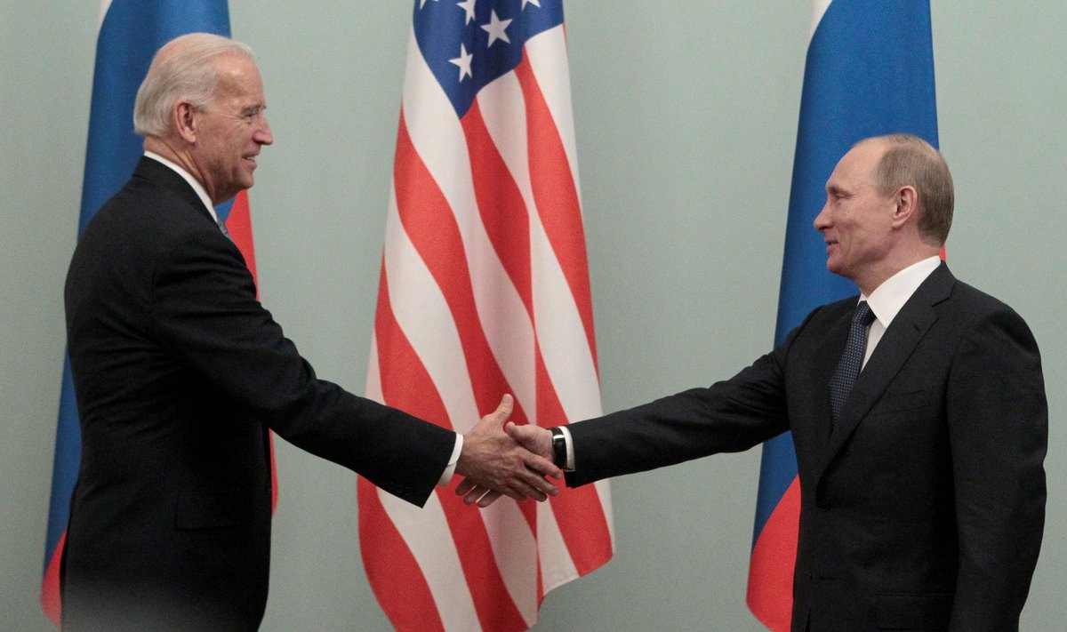 Joe Bideno (tuo metu ėjo viceprezidento pareigas B. Obamos administracijoje) ir Vladimiro Putino (tuo metu ėjo Rusijos ministro pirmininko pareigas) susitikimas Maskvoje 2011 m. kovo 10 d. Russian Prime minister Putin shakes hands with U.S. Vice President Biden during their meeting in Moscow