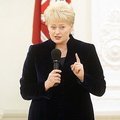 D.Grybauskaitė vaikams skaitė „Meškiuką Rudnosiuką“