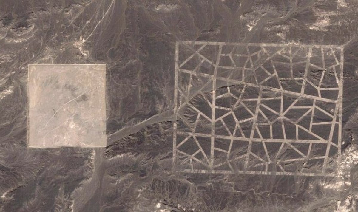 Keistos "Google maps" palydovo užfiksuotos struktūros Gobio dykumoje Kinijoje