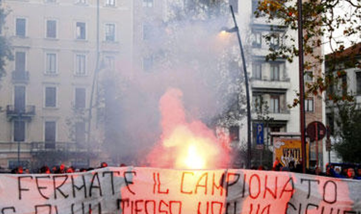 Futbolo sirgalių protestas prie RAI televizijos pastato po Romos "Lazio" aistruolio žūties