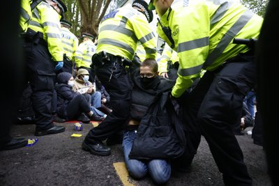 Jungtinėje Karalystėje protestuotojai mėgina sustabdyti migrantų iškeldinimą