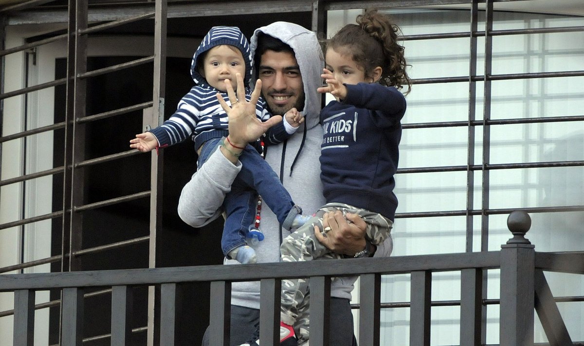 Luisas Suarezas su savo vaikais Montevidėjuje