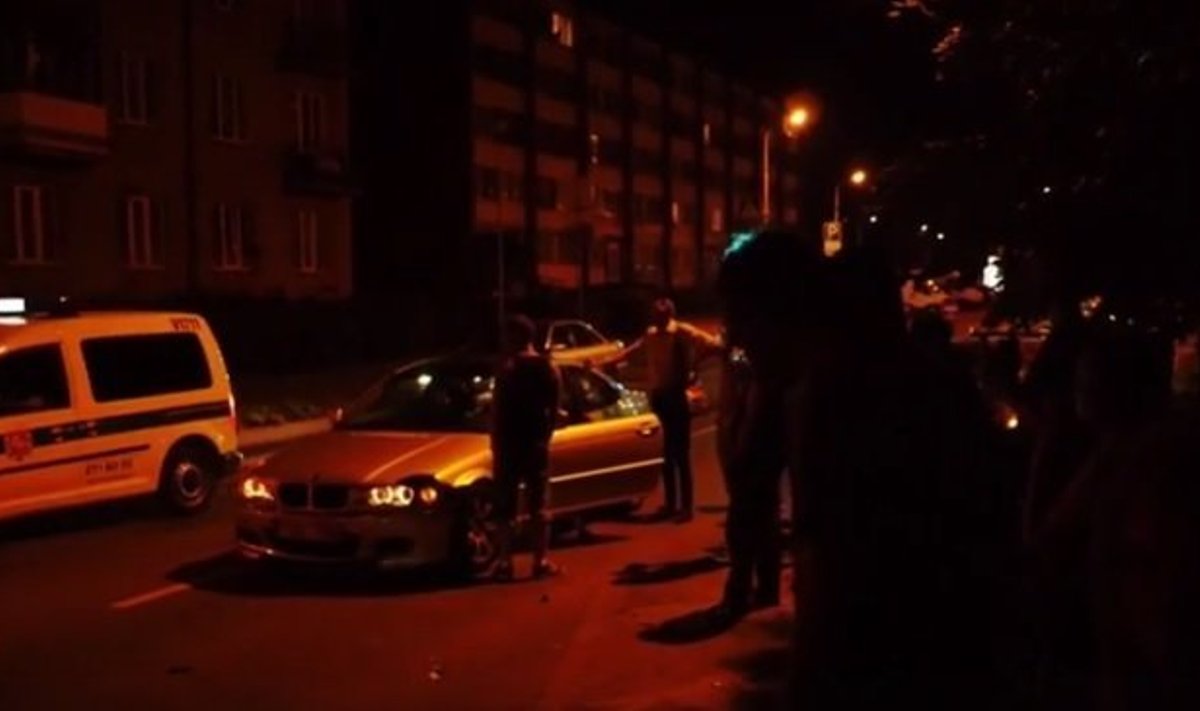 Vilniuje BMW sukėlė avariją ir sudaužė du automobilius 