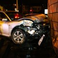 Avarija Kauno centre: po smūgio automobilis rėžėsi į namą, yra sužeistų