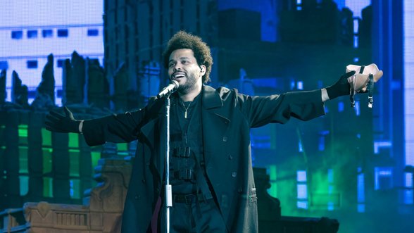 Atlikėjui The Weeknd teko netikėtai nutraukti vos prasidėjusį koncertą Los Andžele, žiūrovai ėmė dalintis vaizdo įrašais