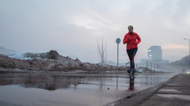 Ekspertai pasakoja, kaip pasiruošti bėgiojimui žiemą: kelios esminės klaidos gali pridaryti didelės žalos