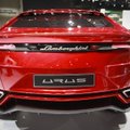 „Lamborghini“ žvilgsnis krypsta į moteris