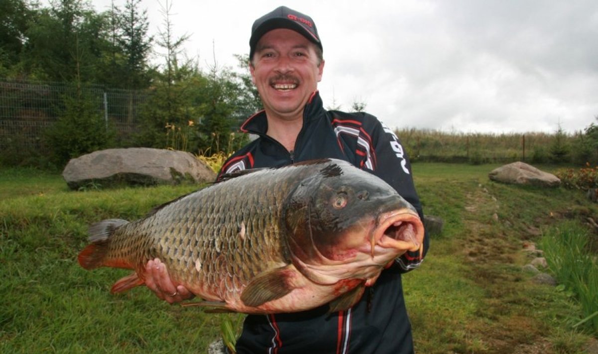 Sartų ežere žvejo sugautas daugiau nei 17 kg sveriantis karpis