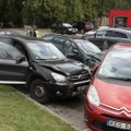 „Toyota RAV4“ skrydis Vilniuje: nusileido ant „Rimi“ aikštelėje stovinčių automobilių, du net pervažiavo