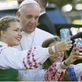 Lithuanian teenager's selfie with Pope Francis during Washington visit