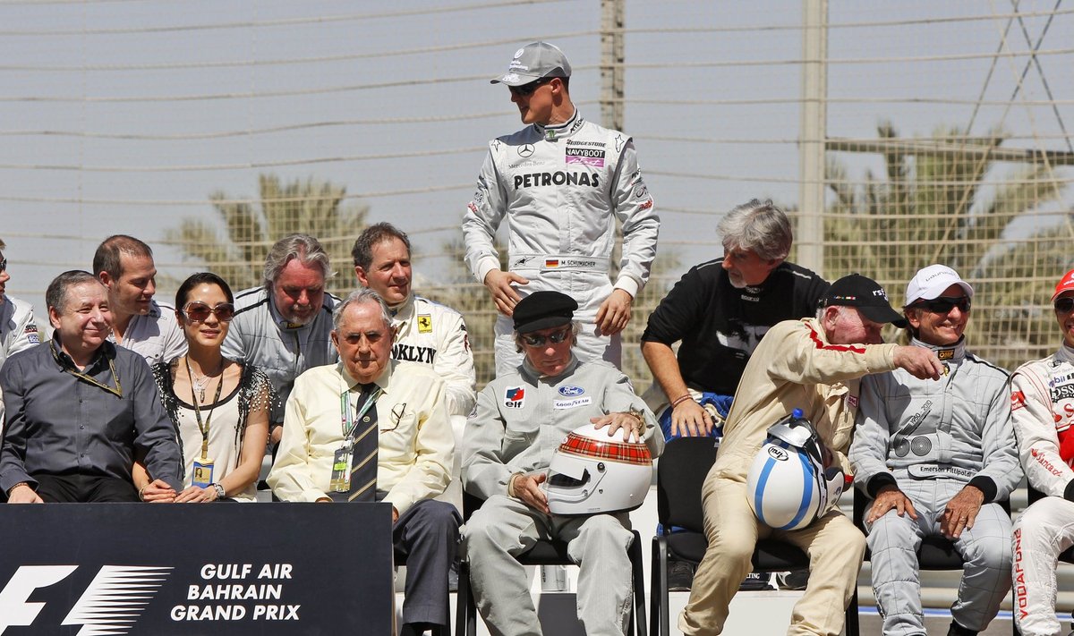 F-1 pasaulio čempionai Michaelis Schumacheris (stovi), Jackie Stewartas (sėdi priešais jį)
