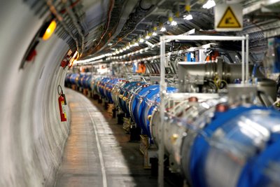 CERN Didysis hadronų priešpriešinių srautų greitintuvas.
