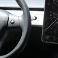 Kas nutiktų, jeigu sudaužytumėte „Tesla“ ekraną: ar automobilis galėtų važiuoti toliau?