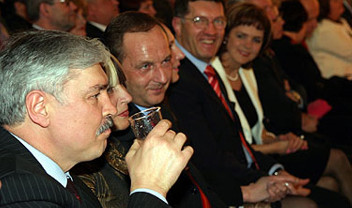 Susiekimo ministras Zigmantas Balčytis išlenkė taurelę