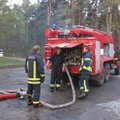 Vilniaus r. užsiliepsnojo autovežis su 8 automobiliais
