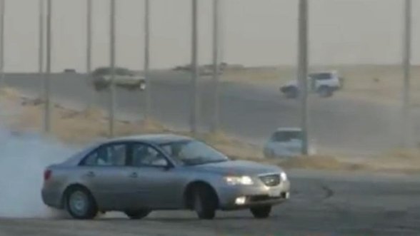 Pakvaišusio Arabijos vairuotojo rankose „Hyundai Sonata“ tampa puikiu „drifto“ automobiliu