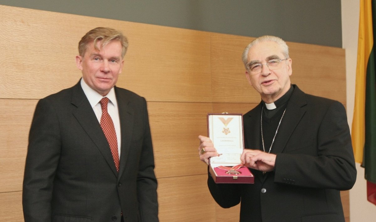 Audronius Ažubalis "Lietuvos diplomatijos žvaigždę" įteikė kardinolui Audriui Juozui Bačkiui