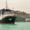 Krizė Raudonojoje jūroje: nuo Sueco kanalo atkirstų laivybos kompanijų įkainiai jau auga, grėsmė – ir naftos kainoms