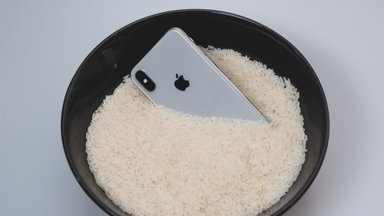 „Apple“ perspėja: jei sušlapo jūsų telefonas, nedžiovinkite jo ryžiuose – yra geresnis būdas