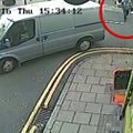 Nufilmuota: automobilio partrenktas ir į orą išsviestas vyras liko gyvas