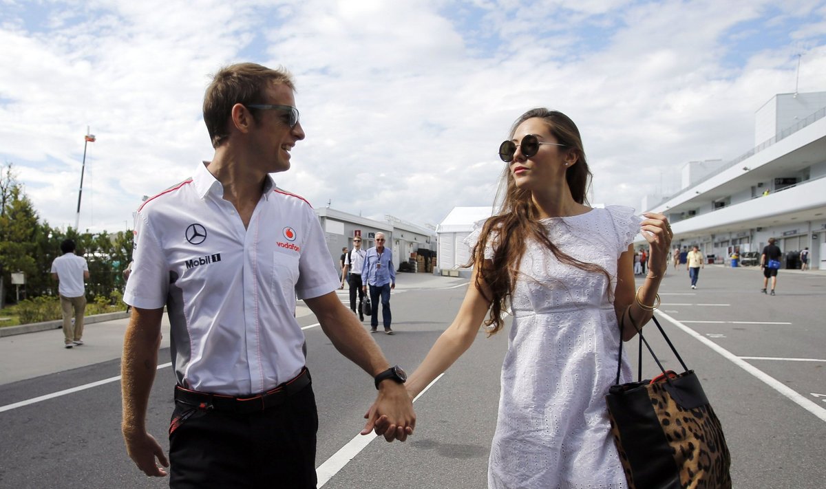 Jensonas Buttonas su sužadėtine Jessica Michibata