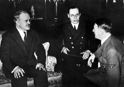 Viačeslavas Molotovas (kairėje) ir Adolfas Hitleris (dešinėje)