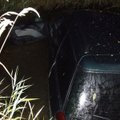 Gaudynės pasienyje su šūviais: vienas „Subaru Legacy“ įstrigo krūmuose, kitas – murktelėjo į Merkį