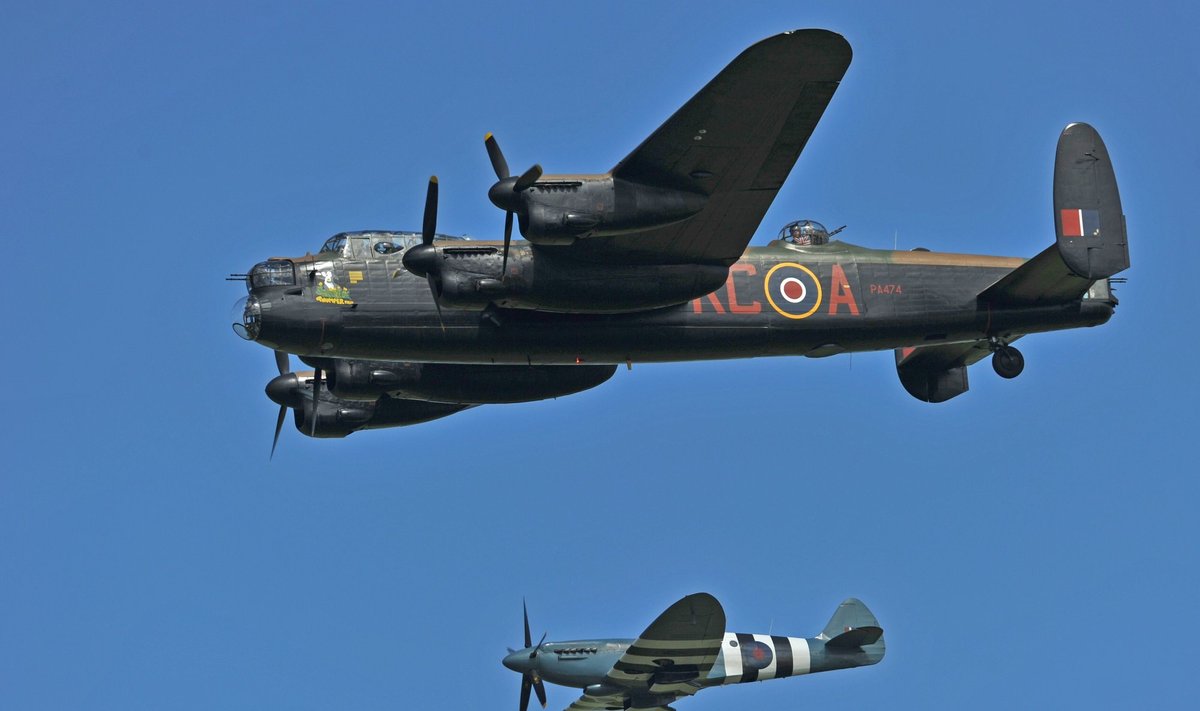 II Pasaulinio karo laikų britų bombonešį "Avro Lancaster" lydi "SuperMarine Spitfire"