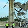 Indonezijoje sugriuvus tiltui žuvo 10, dingo 33 žmonės