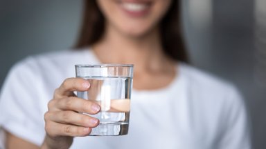 Didžiausi mitai apie vandenį ir kiek iš tiesų mums jo reikia išgerti