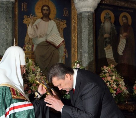 Rusijos Ortodoksų Bažnyčios patriarchas Kirilas palaimino V.Janukovyčiaus įžengimą į valdžią.