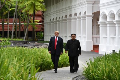 Kim Jong Unas ir Donaldas Trumpas po pietų išėjo pasivaikščioti