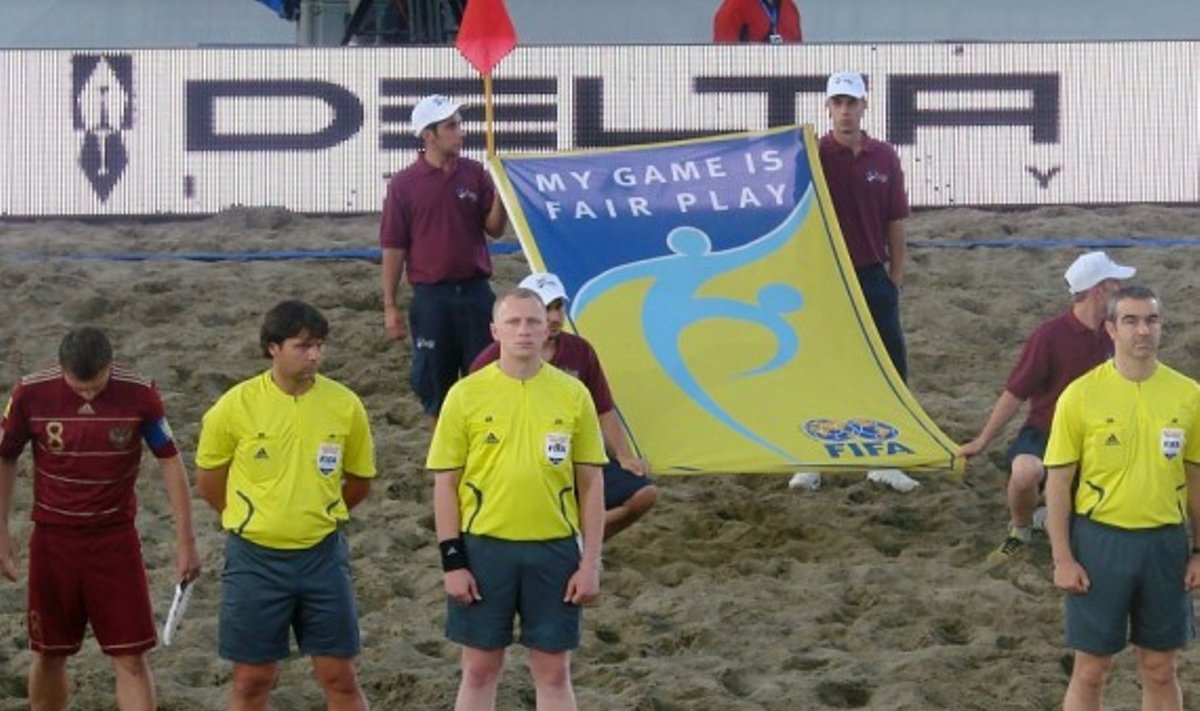 Romualdas Cviklinskis (geltona apranga antras iš kairės) paplūdimio futbolo turnyre Italijoje