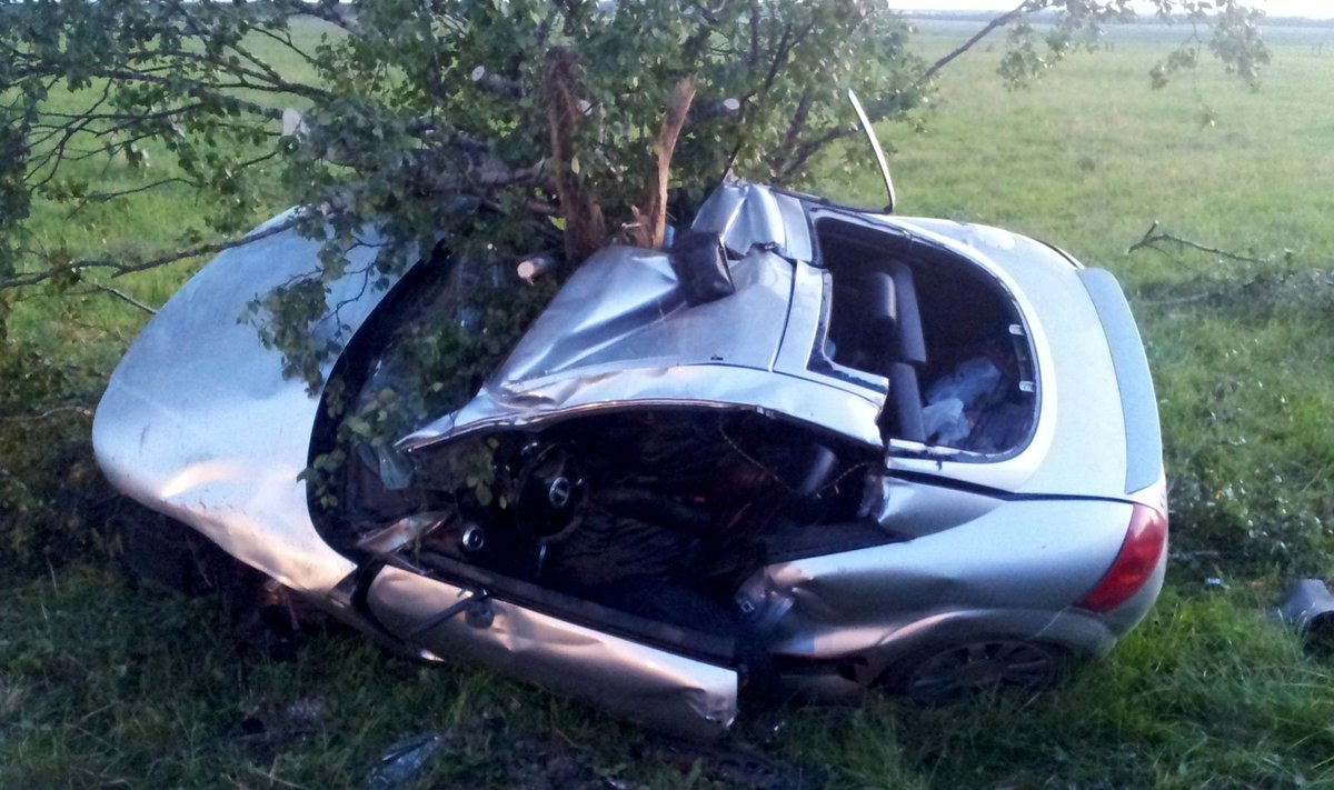 Pakaunėje „Audi TT“ rėžėsi į medžius, jaunas vairuotojas žuvo