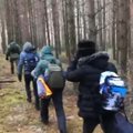 VSAT paviešino vaizdo įrašą, kuriame užfiksuota, kaip migrantai bando patekti į Lietuvą
