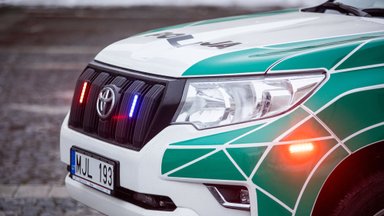Kelyje Vilnius–Panevėžys susidūrė miškavežis ir BMW: nukentėjo moteris ir mažametis vaikas