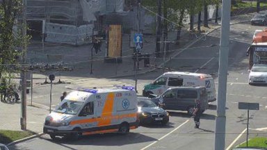 Neįprasta avarija Vilniuje: „Citroen“ rėžėsi į Ispanijos delegacijos kortežą
