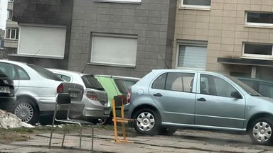 Skaitytojo naujiena. Vilniuje – dar nematyti būdai „užsirezervuoti“ vietą automobiliui kieme