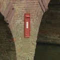 Gyventojus glumina nepasiekiama pašto dėžutė ant tilto per Temzę