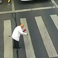 Kilnus policininko poelgis – pernešė senuką per gatvę