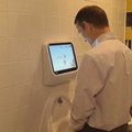 Londono baro tualete galima išbandyti šlapimo srove valdomą žaidimą