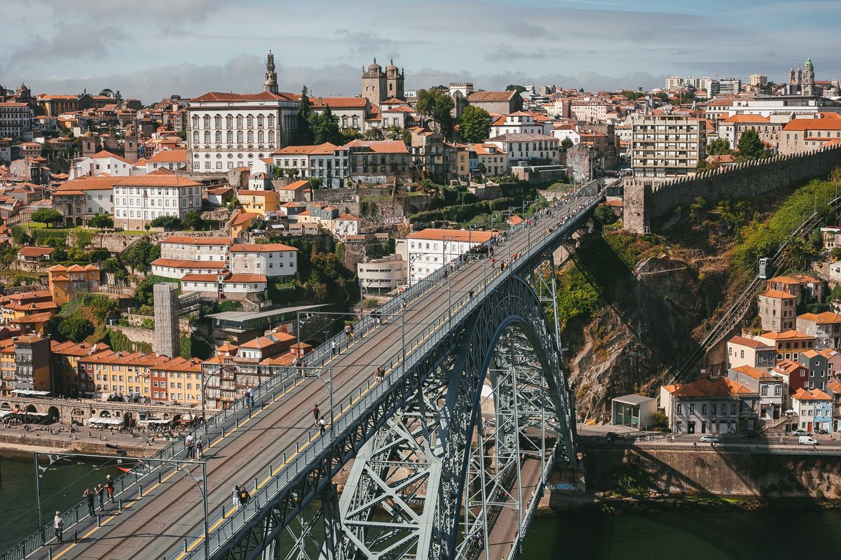 В Португалии голая и пьяная девушка спрыгнула в реку с моста - Delfi RU