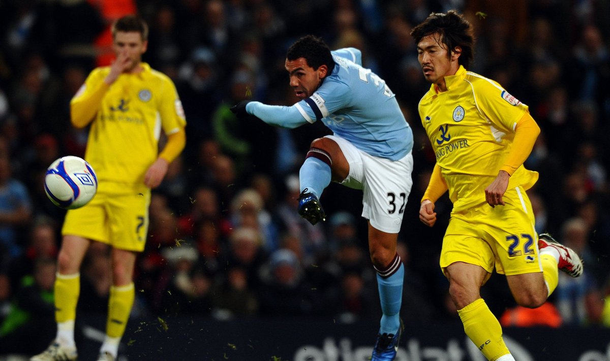 Carlosas Tevezas ("Manchester City") muša įvartį